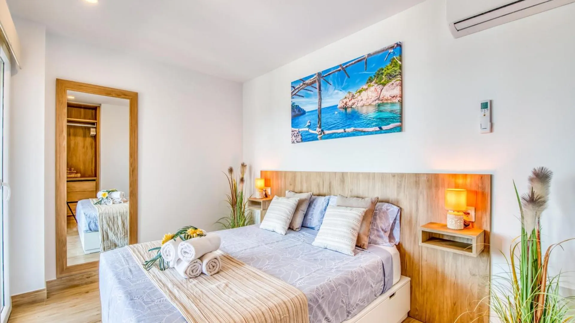 Apartment In Alcudia With Sea Views  الكوذيا